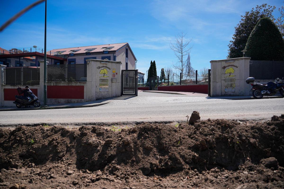Agujeros realizados frente a la residencia Doral de Mos, en la zona que era utilizada como aparcamiento.