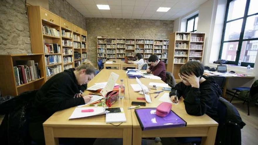 Imagen de la actual biblioteca estradense. // Bernabé/Cris M.V.