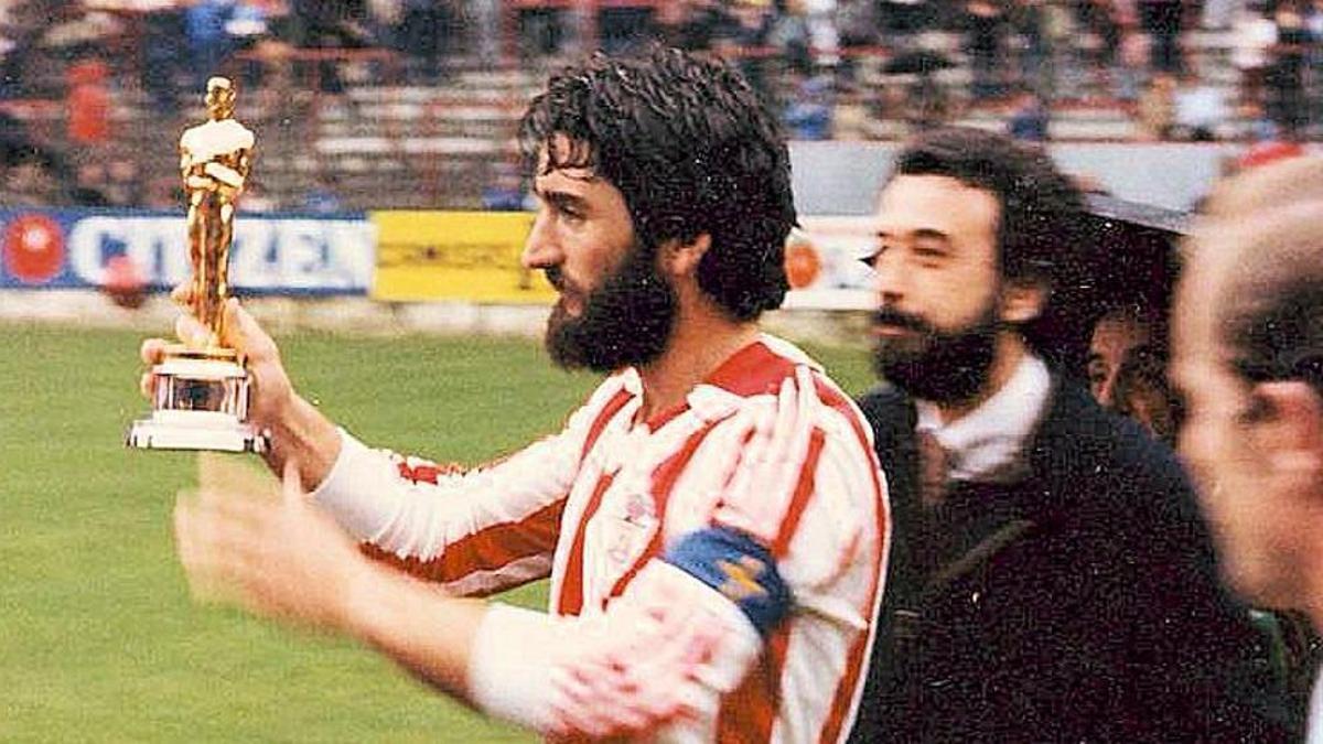 Redondo, con el Oscar de "Volver a empezar", ante José Luis Garci.