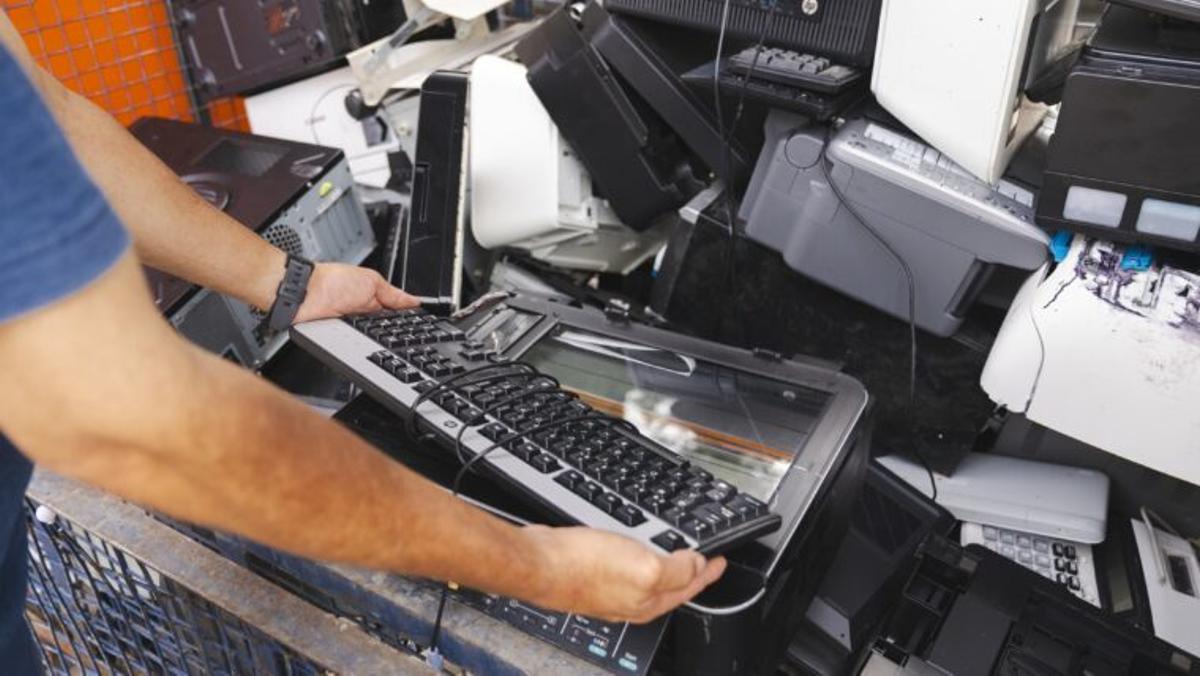 Dispositivos electrónicos dentro de un gran contenedor metálico para reciclar en el Punto Verde de la Zona del Vall d'Hebron