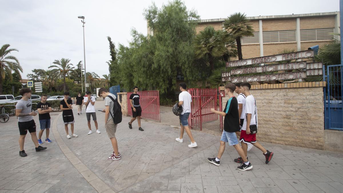 Estudiantes ante el IES Eduardo Merello.