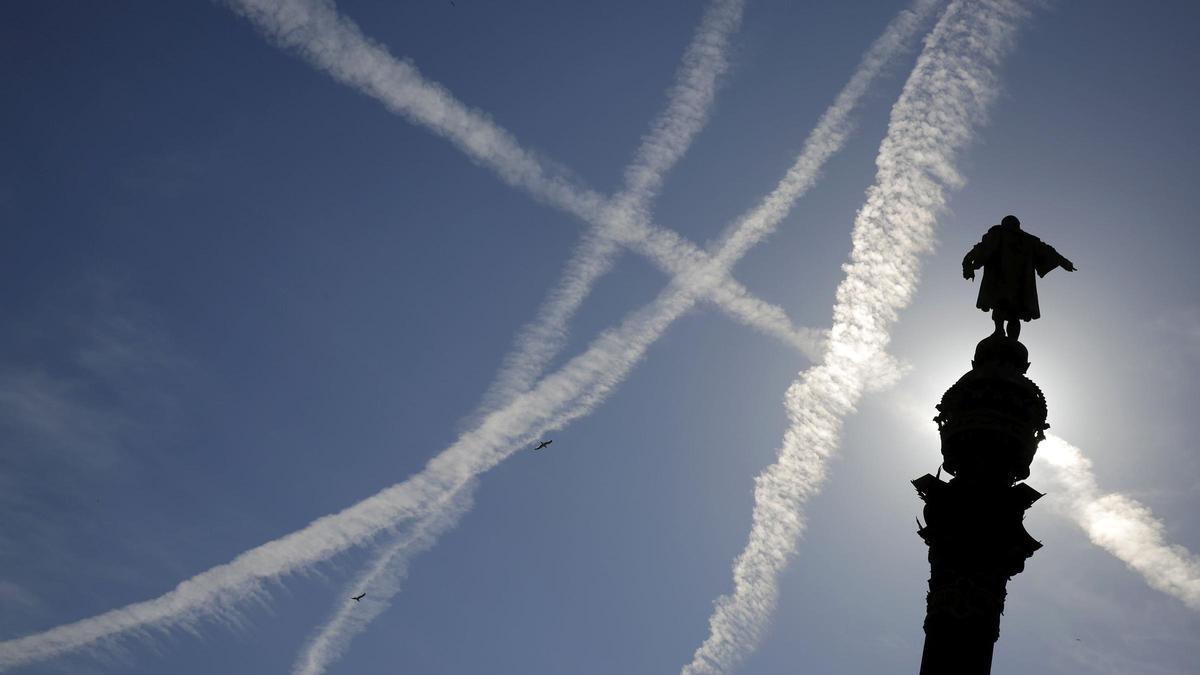 El paso de los aviones sobrevolando la estatua de Colón