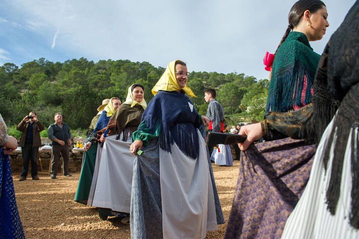 Decenas de personas asisten a la 'ballada' con la que se inaugura la restauración de este pozo del siglo XVIII ubicado en ses Salines