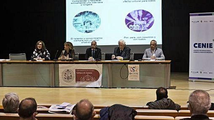 La directora de LA OPINIÓN-EL CORREO, Marisol López, habla durante la presentación del estudio.