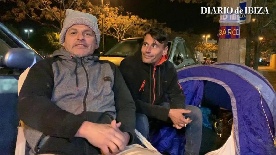 Dos aficionados acampan frente a las taquillas de Can Misses para no quedarse sin asiento