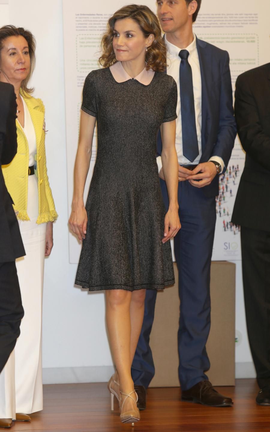 Letizia Ortiz en Bilbao con un original vestido gris y cuello bebé