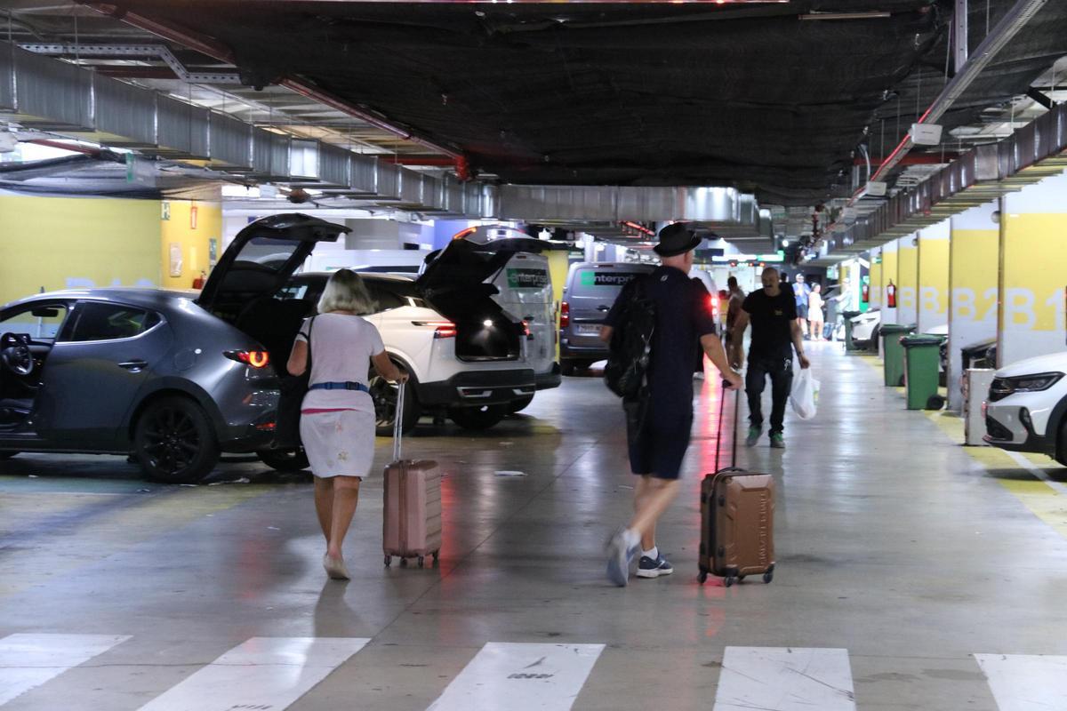 Turistas en un parking de coches de alquiler en Barcelona
