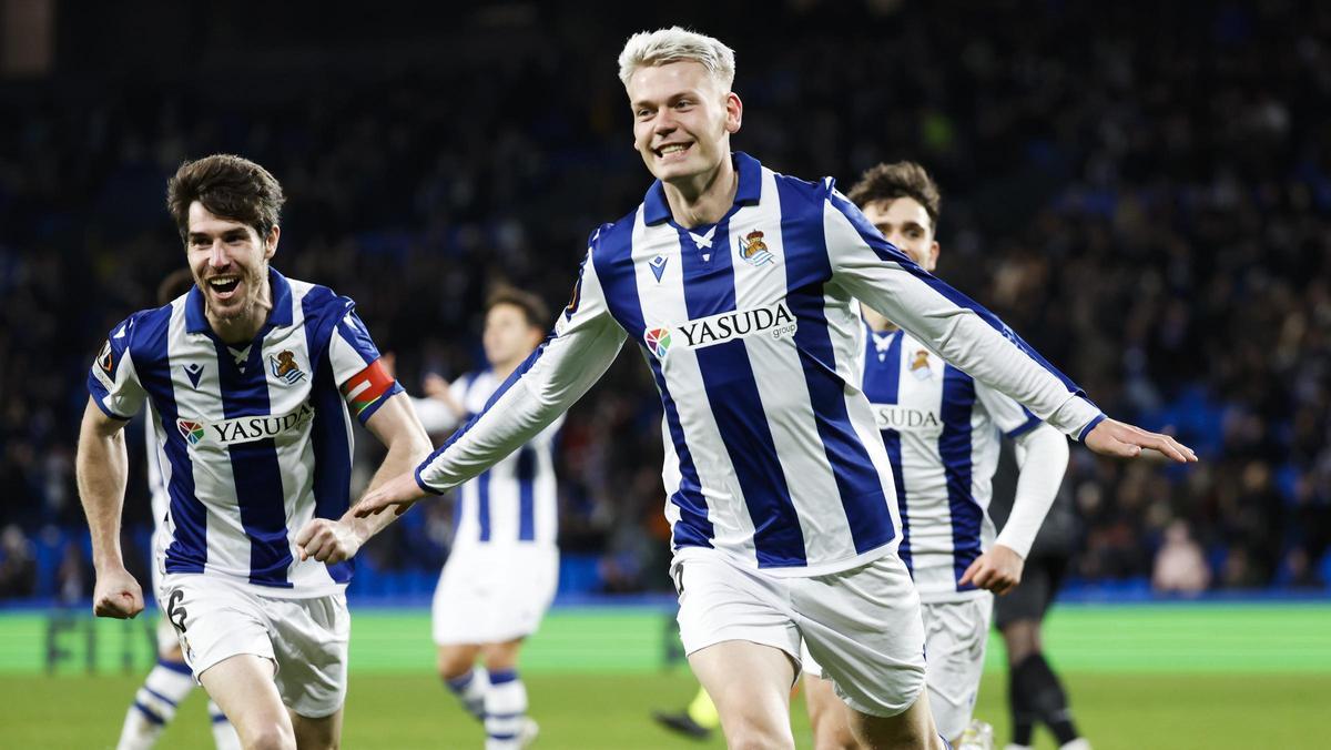 Orri Óskarsson celebra su segundo gol.