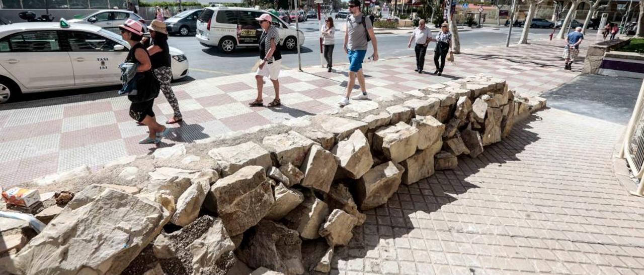 Imagen de los desperfectos sufridos en el muro el día después de la colisión.