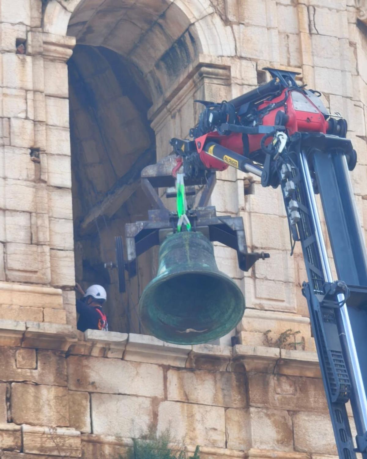 Así ha sido la retirada de la campanas en una iglesia de Castellón