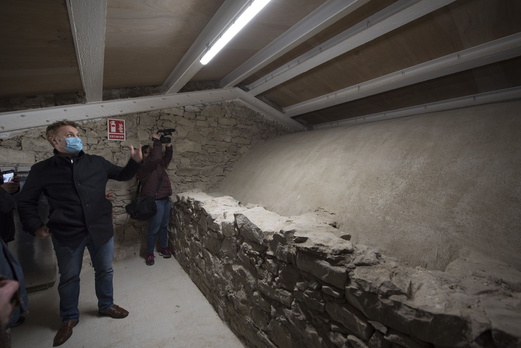 Entrem al Castellet de Sant Vicenç, en obres per obrir al públic d’aquí a un any. Mireia Arso