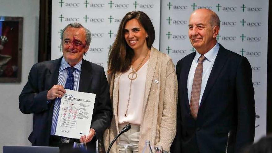 Barbacid (i.), la directora de Investigación de la AECC, Marta Puyol, y el doctor Alfredo Carrato, director del Instituto Ramón y Cajal de Investigación Sanitaria. // Europa Press