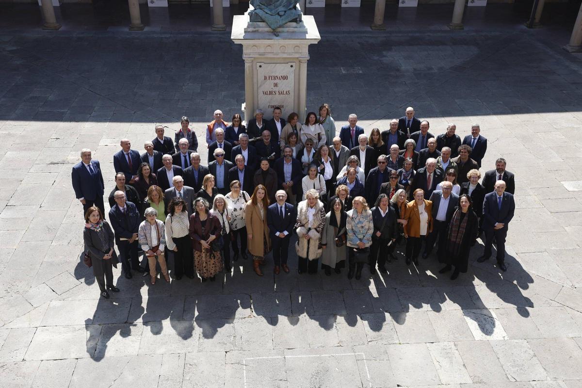 Los homenajeados, en el patio del Edificio Histórico.