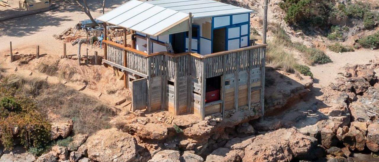 Secuencia de la evolución de la construcción del quiosco de Cala Saona, que se levanta sobre una estructura de madera.