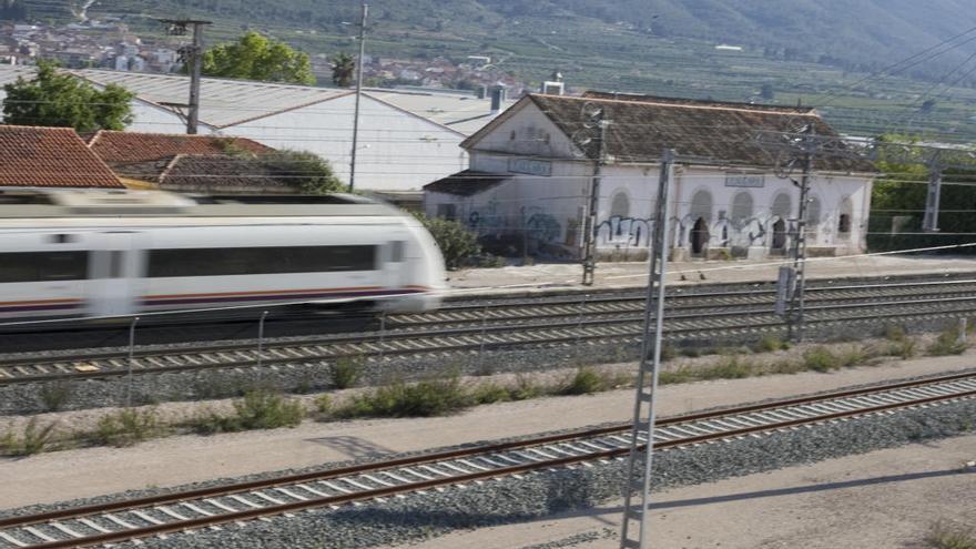 Vallada: dos estaciones de tren y ninguna en uso