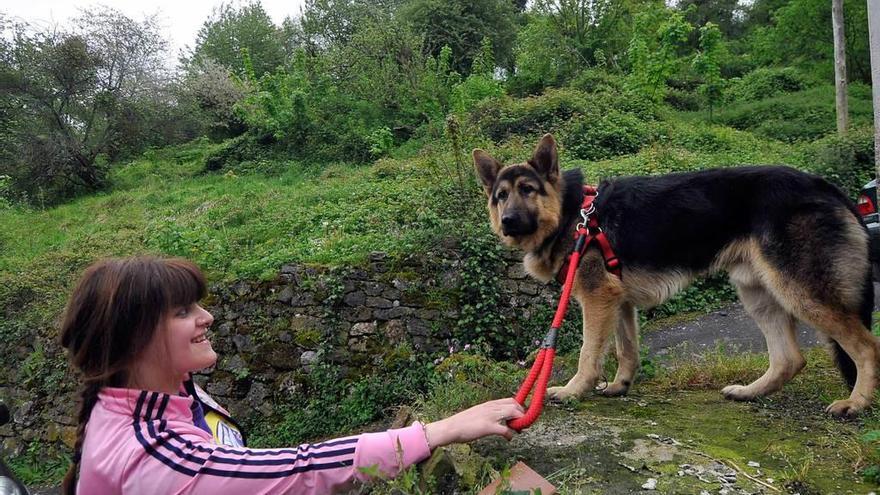 Elena García y su perro &quot;Rex&quot;, en Sorribas (Lena).