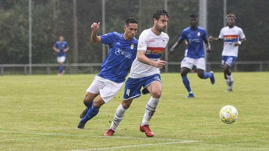 Ramiro saca el balón ante ante un jugador del Vetusta.