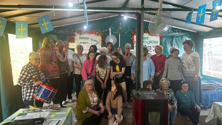 Asistentes a la fiesta de asturianía celebrada en Bendición.