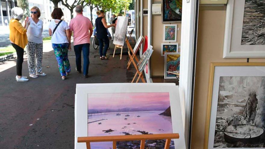 Uno de los puestos de la Feria de Artes Plásticas.