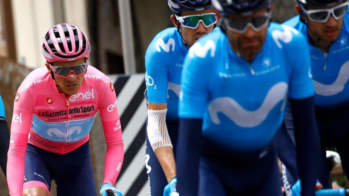 Carapaz, de rosa, arropado por sus compañeros de Movistar