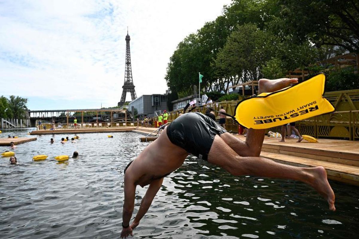 París vuelve a nadar en el Sena después de más de un siglo París vuelve a nadar en el Sena después de más de un siglo