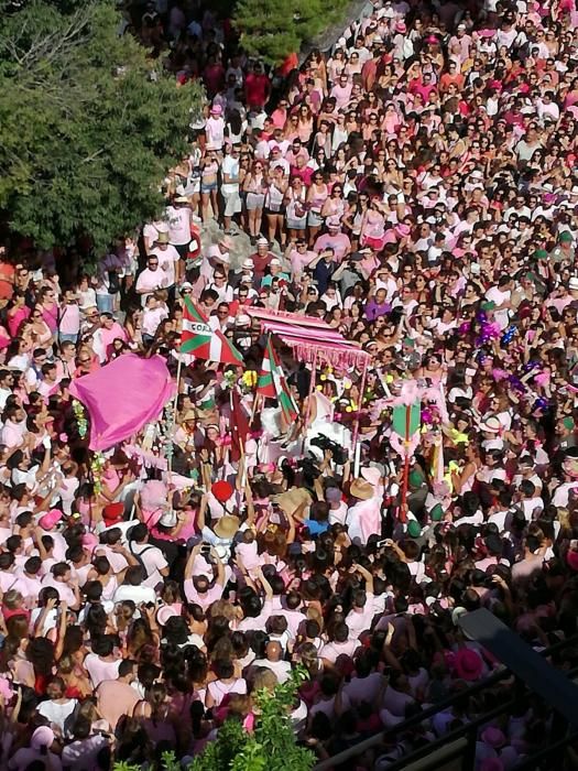 In Anlehnung an eine Dorflegende erfanden die Menschen in Sineu eine Fabelgestalt, halb Stier, halb Teufel, mit einer rosa Blume geschmückt: den Muc. Unter diesem Namen wurde er erstmals 2003 gefeiert. Seither strömen Jahr für Jahr, stets am 14. August, immer mehr rosa bekleidete Anhänger nach Sineu.