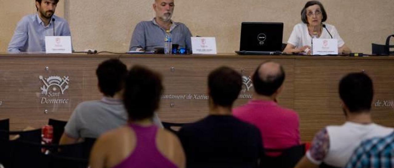 Los investigadores Pablo Camarasa, Vicent Josep Escartí y Carmen Pérez, ponentes en el ciclo de conferencias de ayer en Xàtiva.
