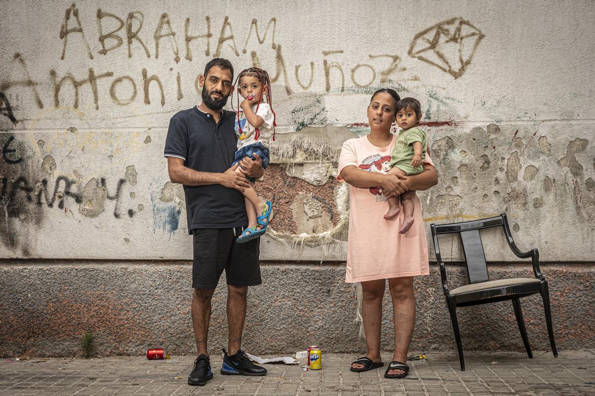 Vicente y Kalita, con dos de sus cinco hijos, en el barrio de Sant Roc, en Badalona.