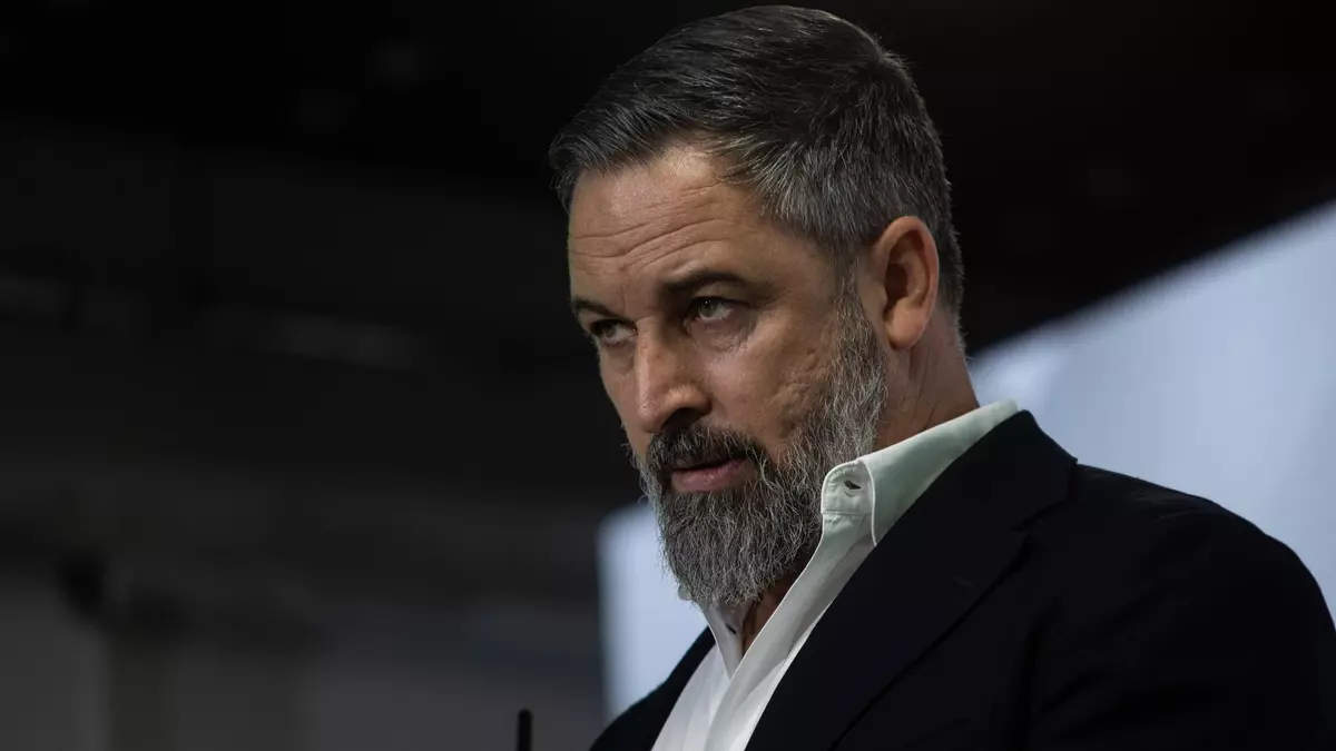 Abascal exige prohibir el velo islámico y defiende medidas contra "la amenaza real del islamismo" y la "invasión" de migrantes