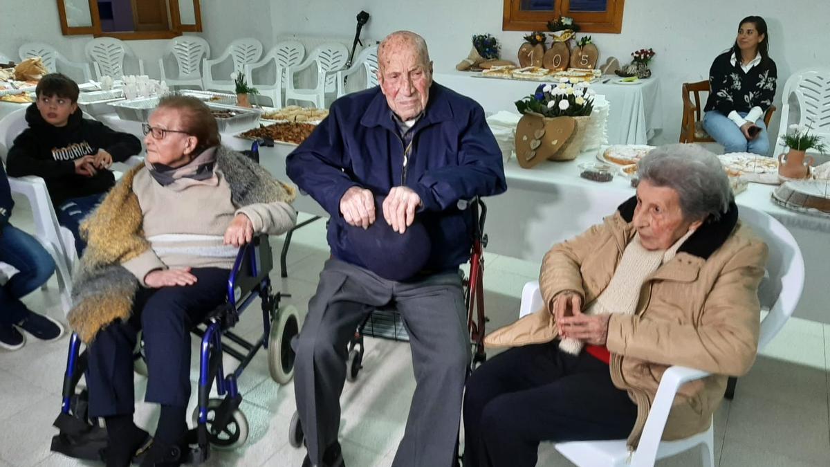 Mateu Ferrer (105 años), flanqueado por Catalina Molinas (101) y Agustina Piña (100), ayer en la fiesta en Santa Margalida..