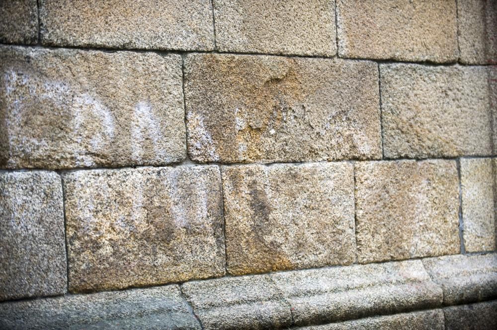 El inmueble de la familia Franco, catalogado con la máxima protección monumental, apareción con pintadas el pasado 20N. Operarios comenzaron a limpiarlo con agua y arena a presión sin autorización.