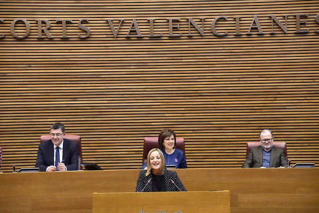 Las Corts premia el trabajo de la periodista de Levante-EMV Julia Ruiz