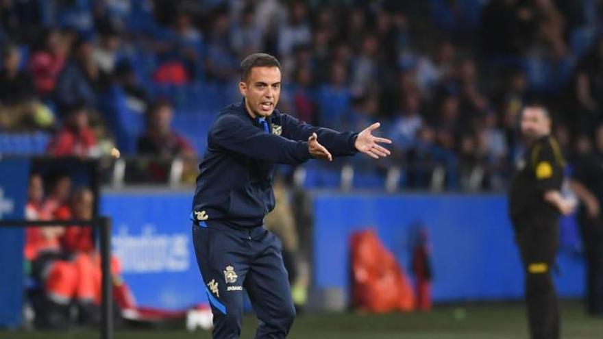 Borja Jiménez gesticula en la banda de Riazor durante un partido.