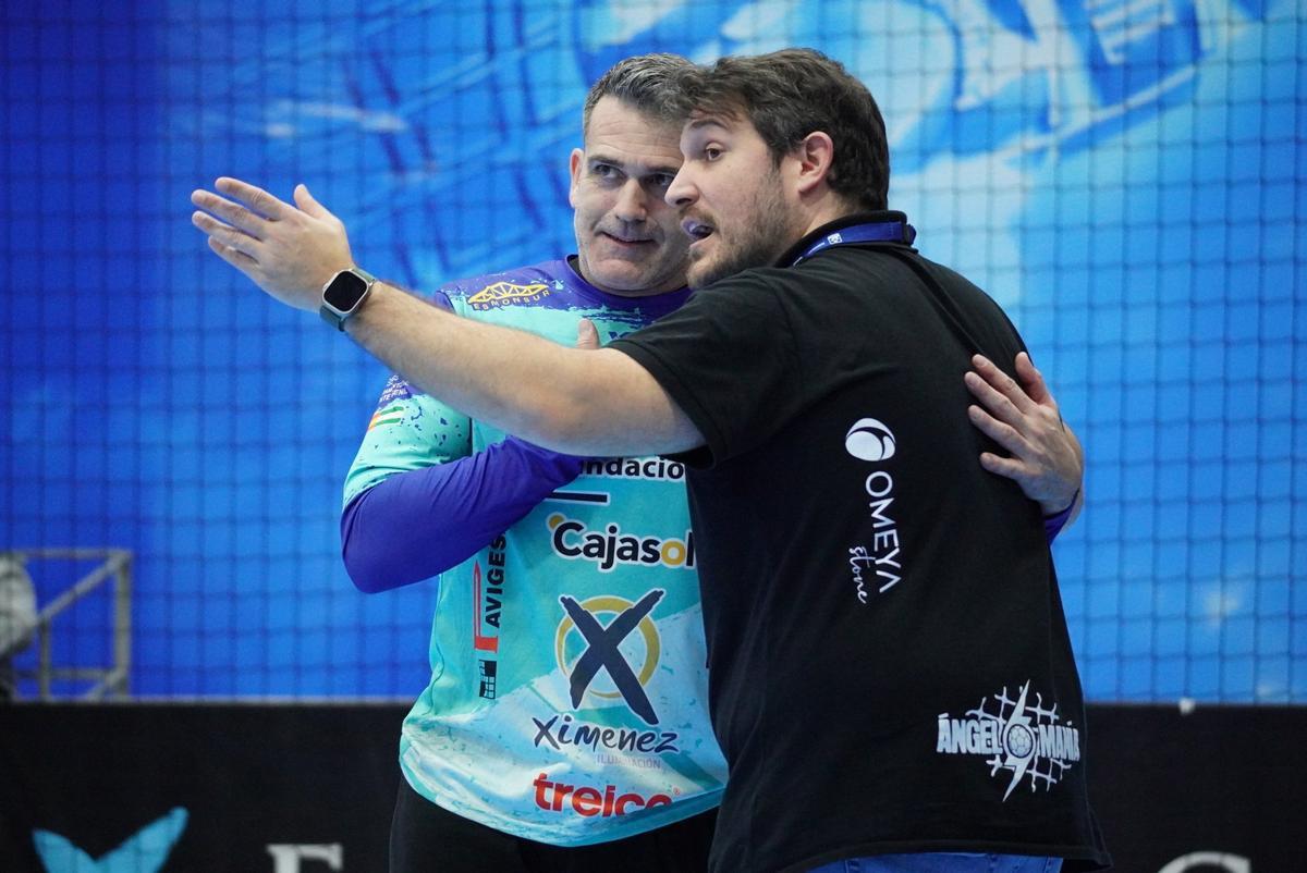 Álvaro de Hita y Toni Malla dialogan durante un partido.