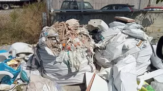 El nuevo cuerpo de inspectores municipales de Mataró levanta 100 actas en dos meses por dejar basura en la calle