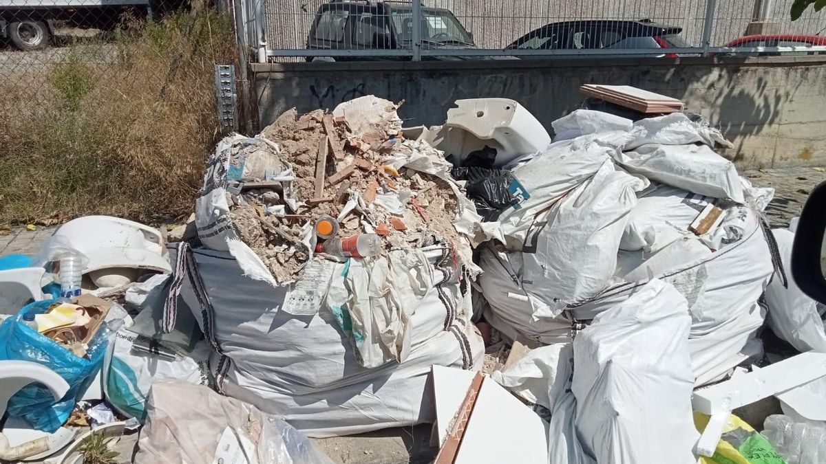 Sacos de escombros en la vía pública en Mataró