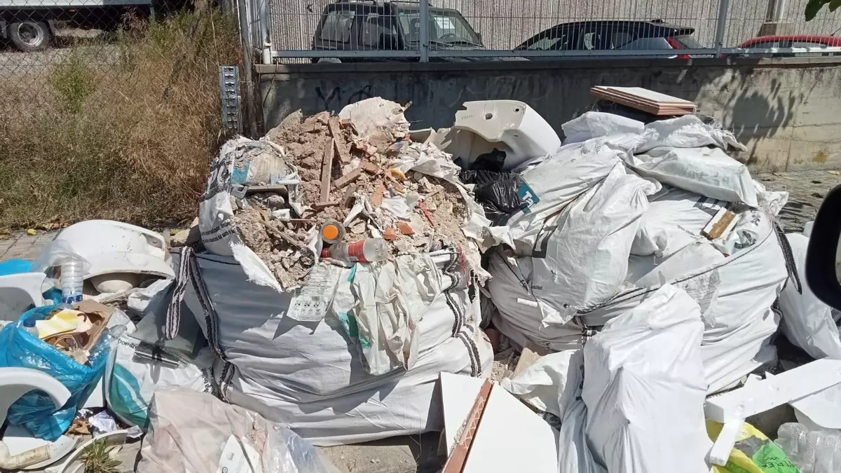 El nuevo cuerpo de inspectores municipales de Mataró levanta 100 actas en dos meses por dejar basura en la calle