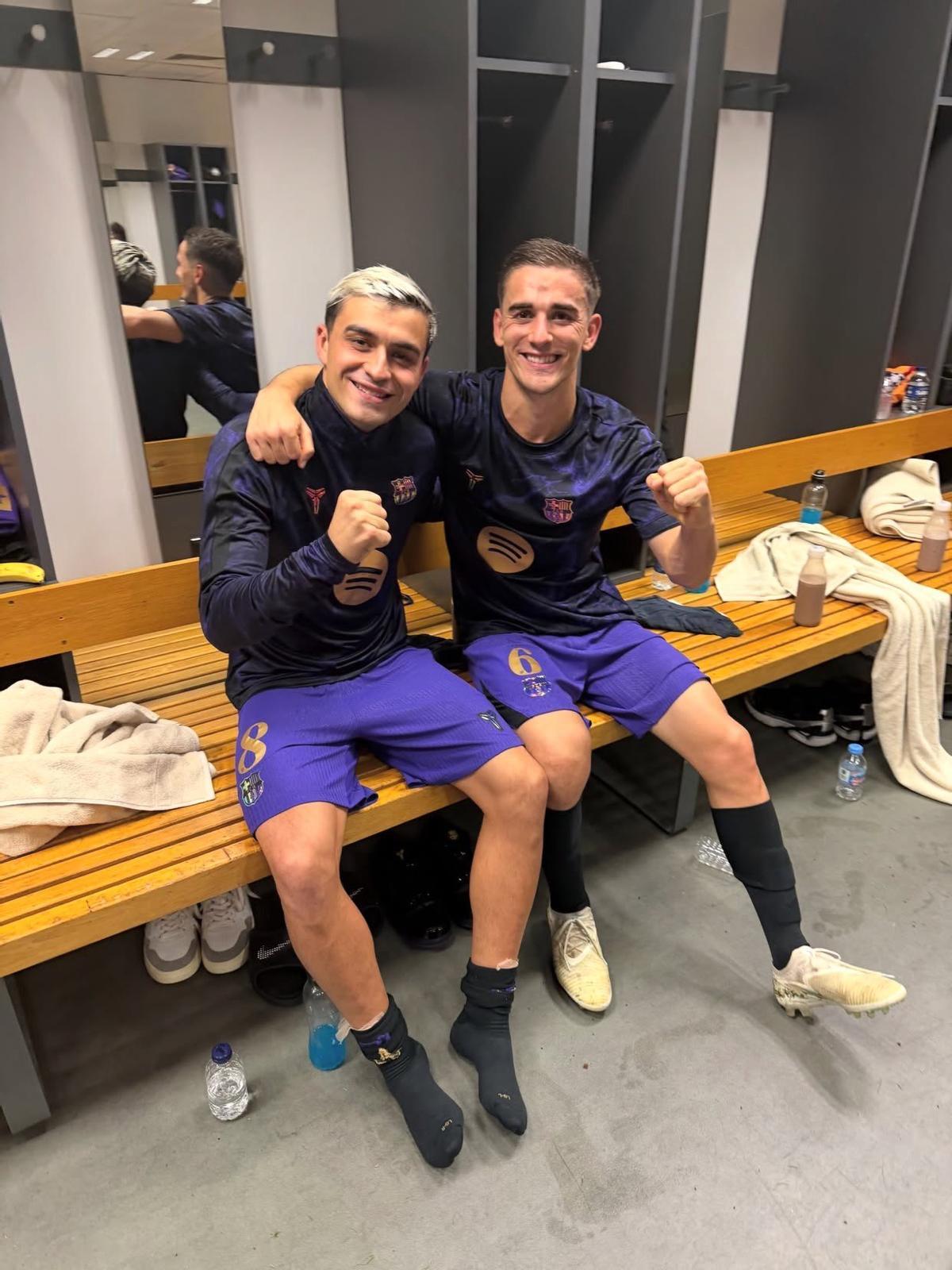 Pedri y Gavi tras ganar al Galatasary en la Champions