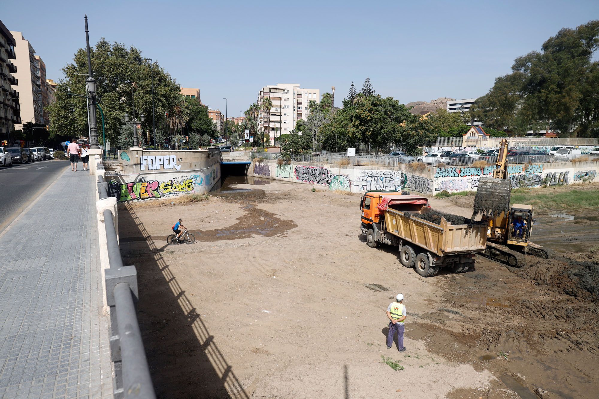 Trabajos de limpieza en el cauce del río Guadalmedina