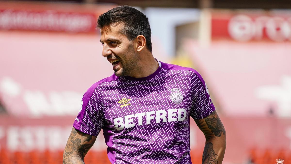 Aleksandar Trajkovski sonríe durante un entrenamiento con el Mallorca.