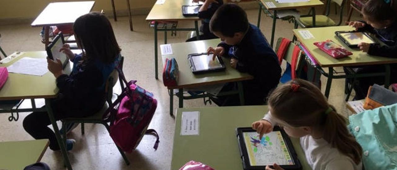 Alumnos de un colegio de Canarias utilizando tablets en la clase.