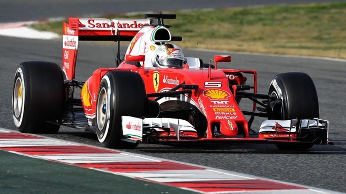 Vettel conduce su Ferrari en la segunda jornada de test en el circuito de Catalunya