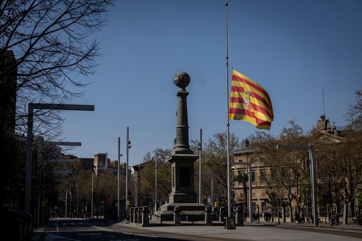 La bandera de Aragón a media asta junto al monumento de Justicia de Aragón, este domingo.