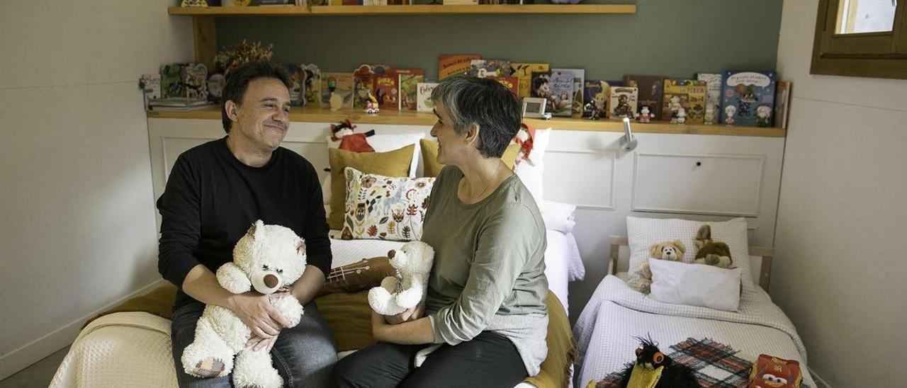 Familia que ha acogido a un niño tutelado por la Generalitat.