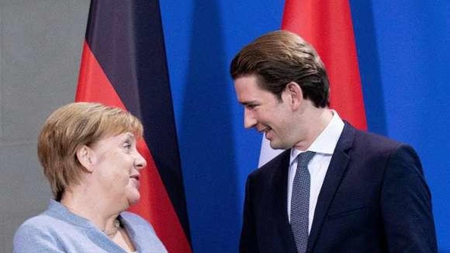 Merkel y Kurz se saludan al finalizar la reunión en Berlín. // Efe