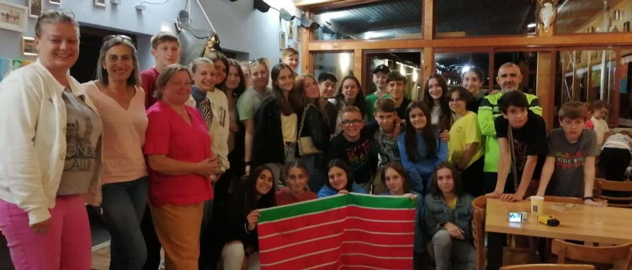 Profesores y alumnos de los institutos de La Vaguada y Základná posan con la bandera de Zamora. | Cedida