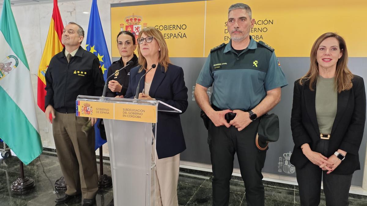 Yolanda González, primera por la derecha, en un acto en la Subdelegación.