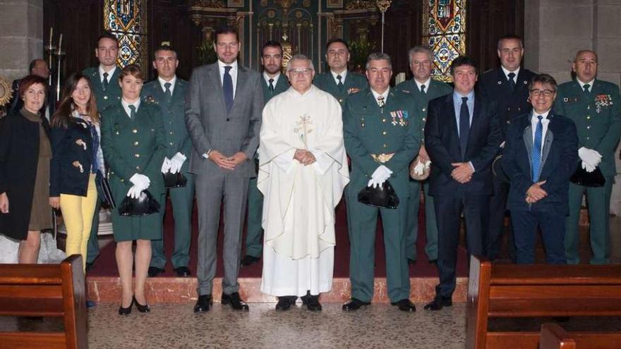 Los guardias de A Estrada, con el alcalde, ediles, el párroco y el coordinador de Emerxencias. // Bernabé