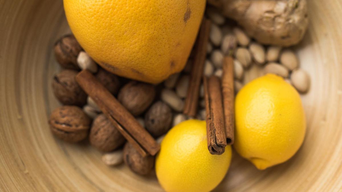 Cáscara de limón, canela y jengibre, la fórmula mágica que tendrás que hacer en casa