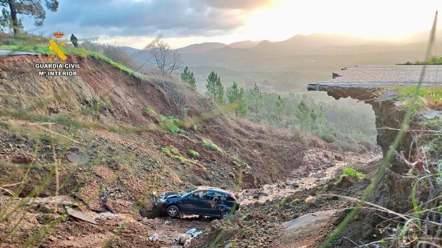 Fotogalería | Un gran socavón corta al tráfico la carretera CC-428 de Berzocana a Logrosán